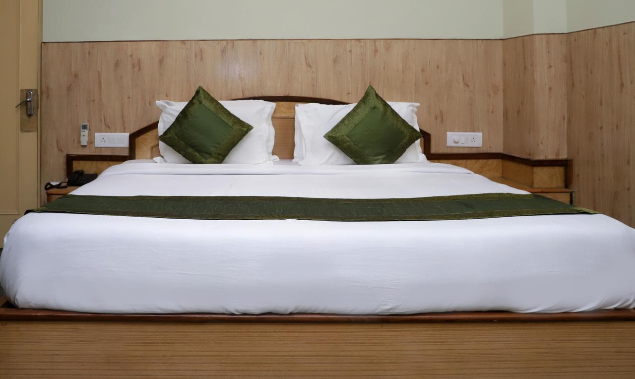 Oyo 22075 Hotel Bali Palace Катра Екстериор снимка