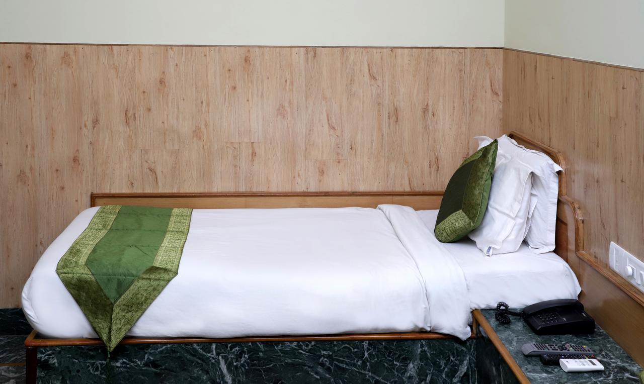 Oyo 22075 Hotel Bali Palace Катра Екстериор снимка