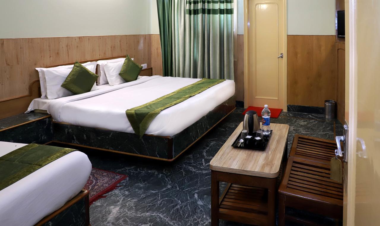 Oyo 22075 Hotel Bali Palace Катра Екстериор снимка