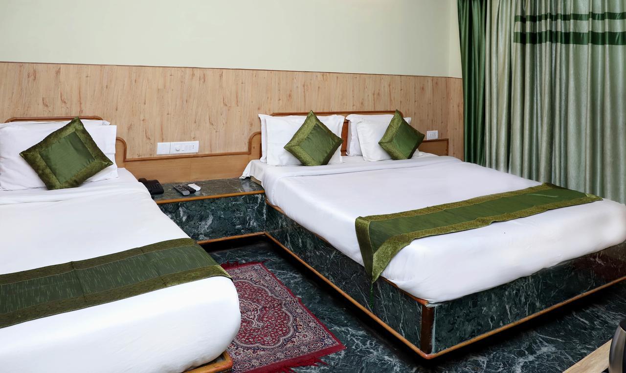 Oyo 22075 Hotel Bali Palace Катра Екстериор снимка